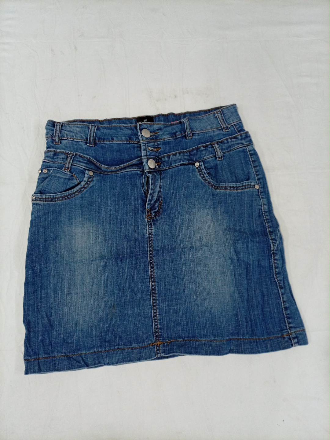 Jupe mini en denim bleu ZIP avec devant à boutons ..