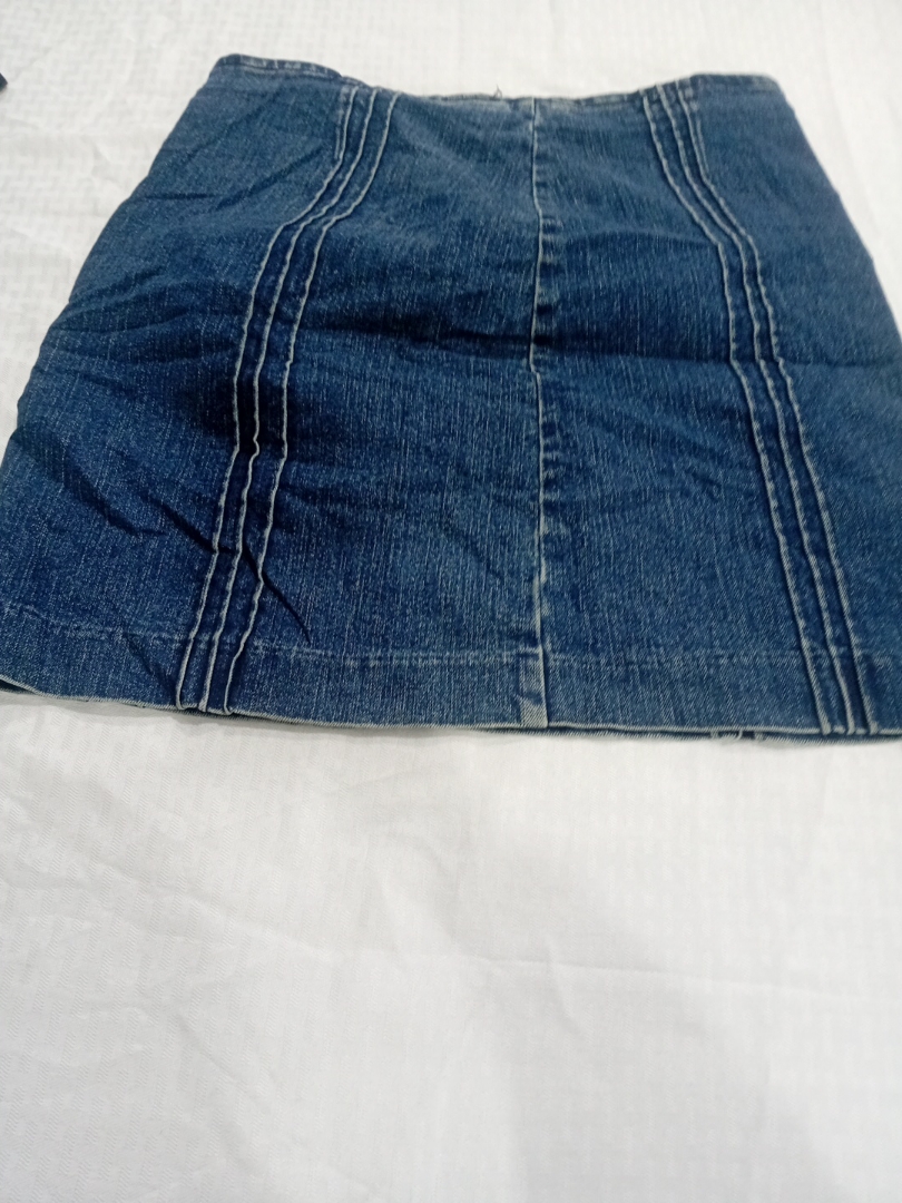 Jupe mini en denim bleu Calvin Klein avec détails ..