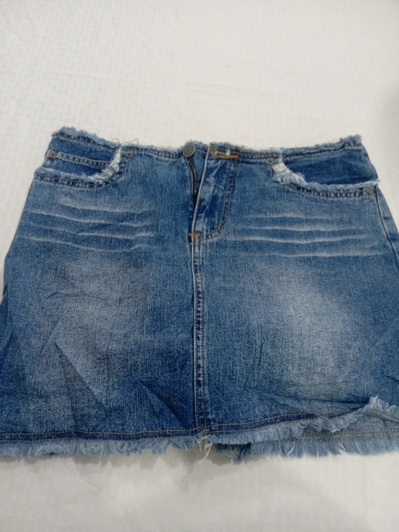 Jupe en denim usé avec bords effilochés