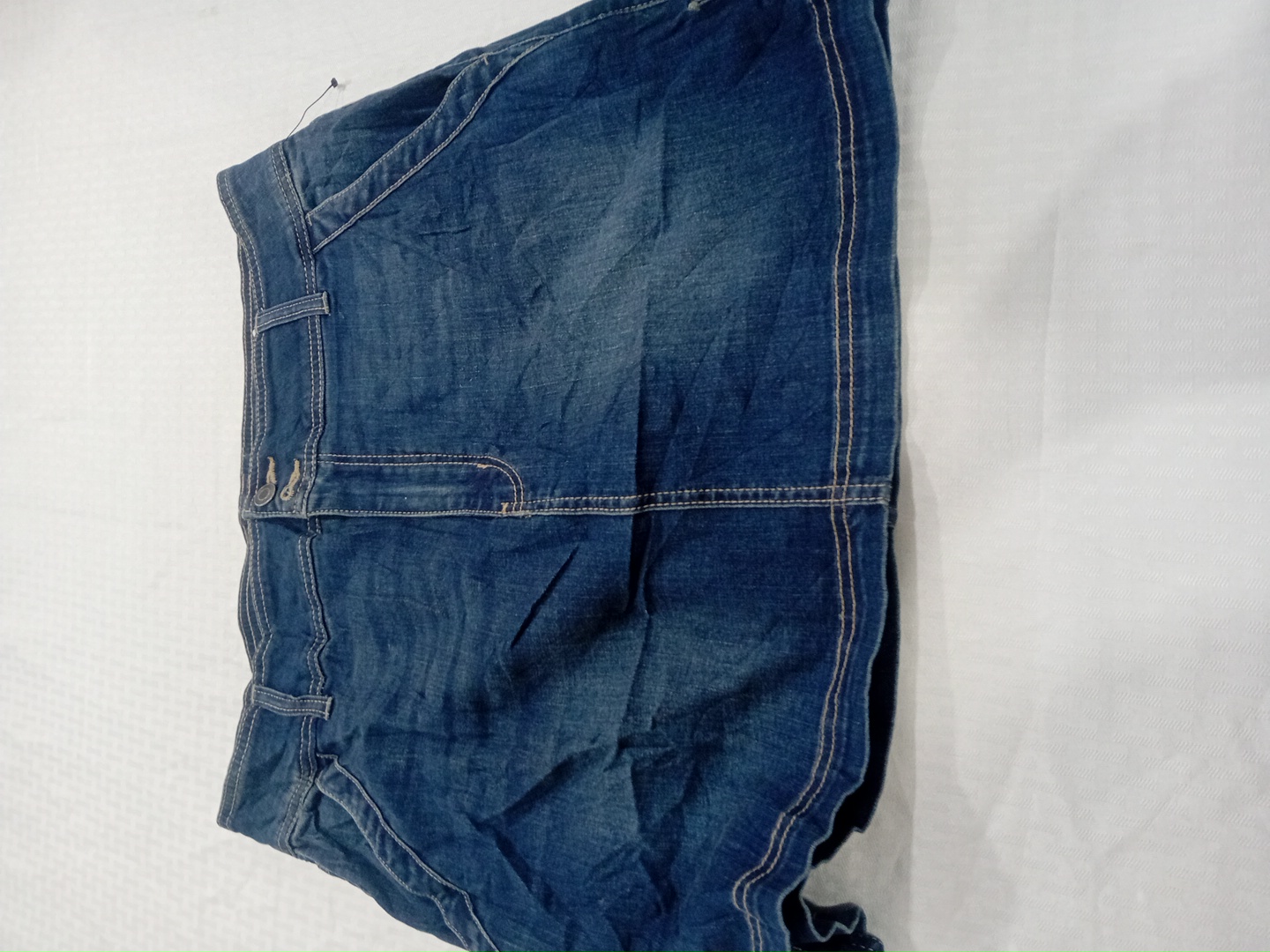 Jupe en denim mini avec poches et couture contrast..