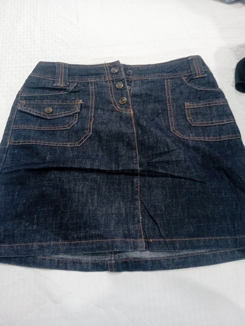 Jupe en denim Reiss avec poches et détail de bouto..