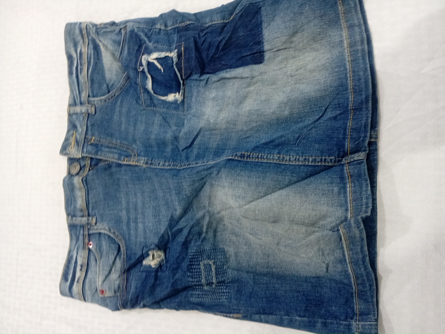 Jupe mini en denim patchwork usé Prada