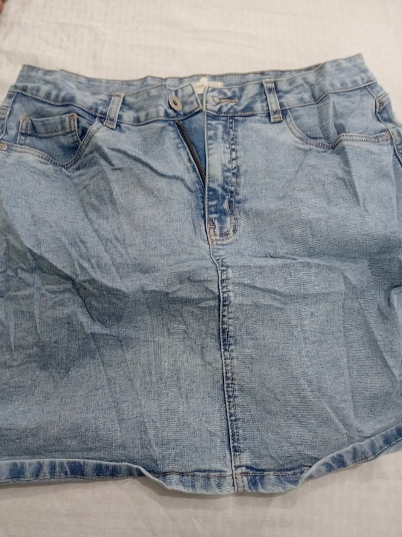 Jupe mini en denim délavé Zara