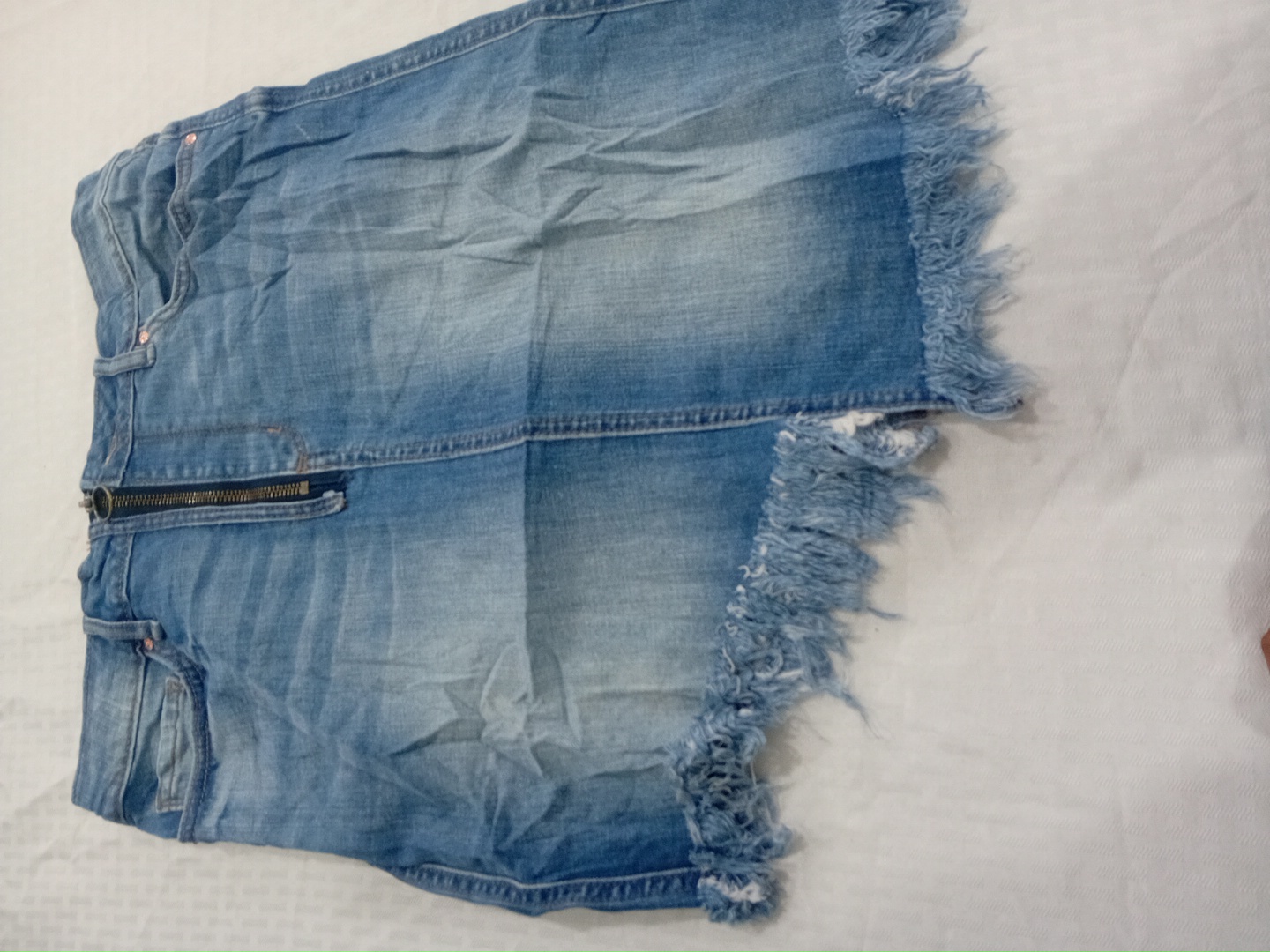 Jupe en denim déchiré William Rast avec fermeture ..