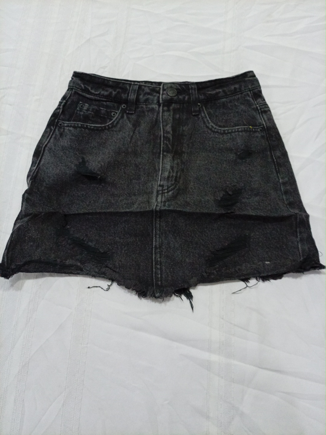 Jupe mini en denim noir déchiré par Forever 21