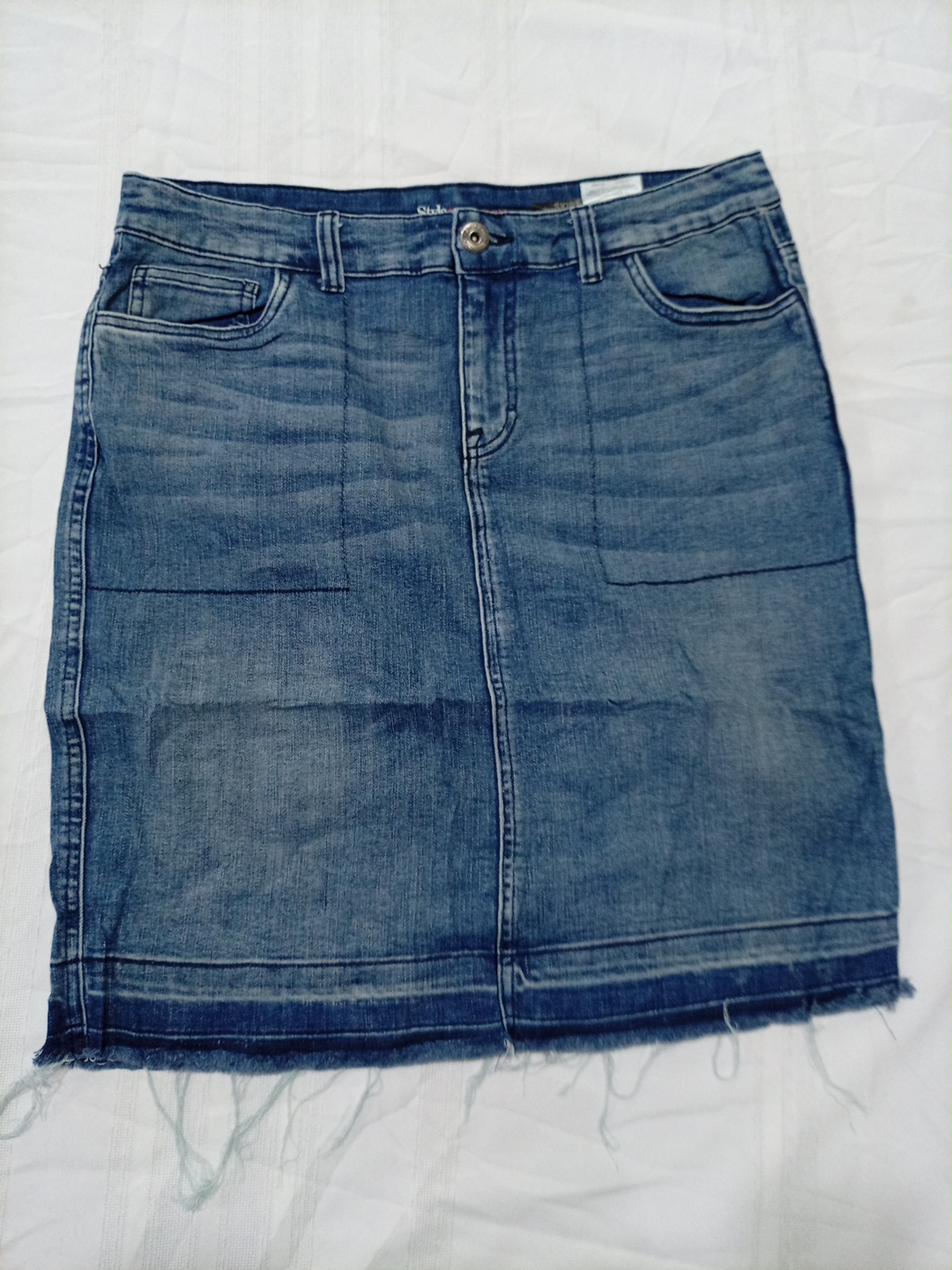 Jupe en denim bleu Style & Co avec ourlet à frange..