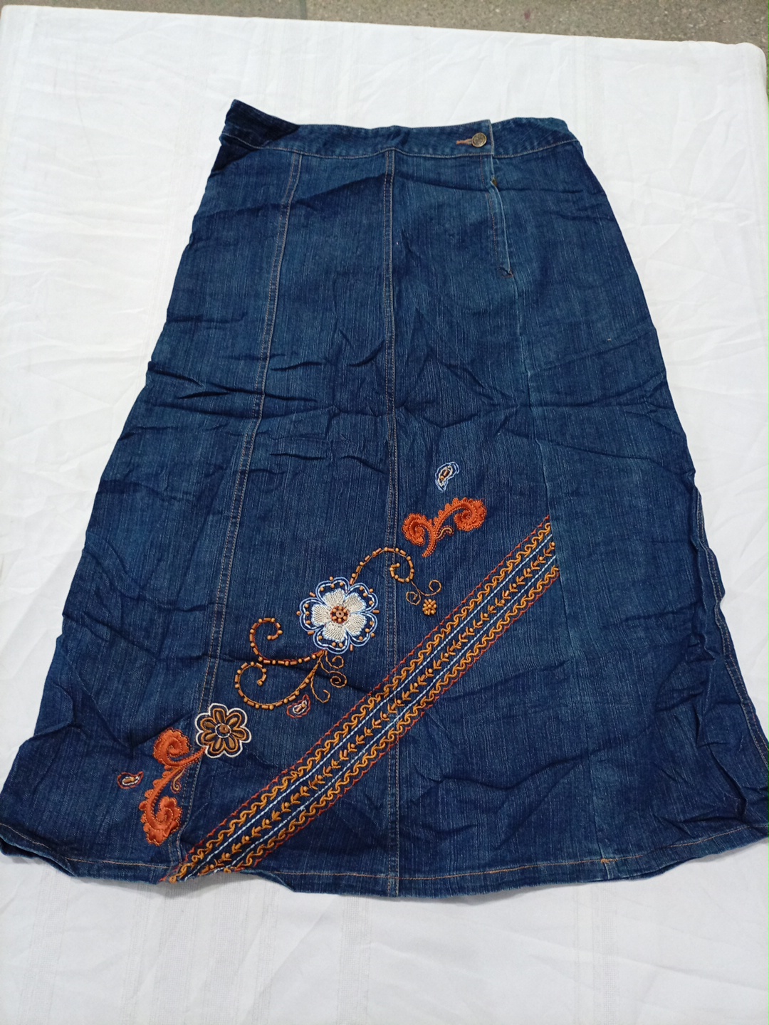 Jupe midi en denim brodé par Graf Wear