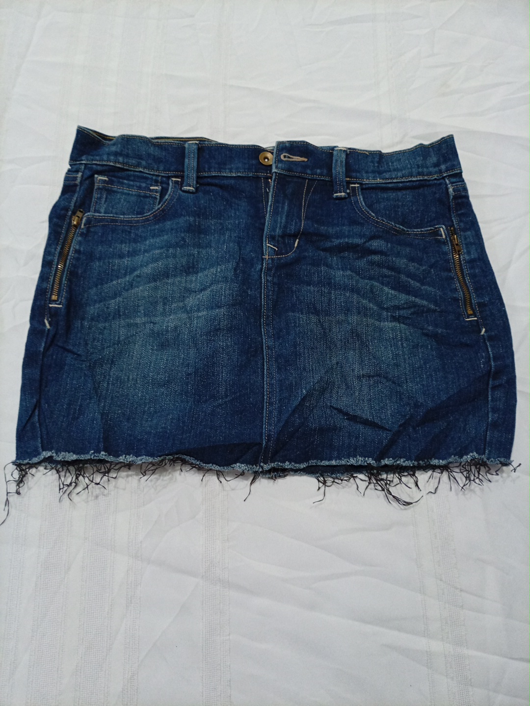 Jupe mini en denim avec ourlet effiloché et zips l..