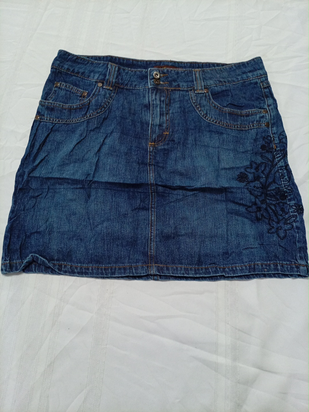 Jupe mini en denim brodée Lee