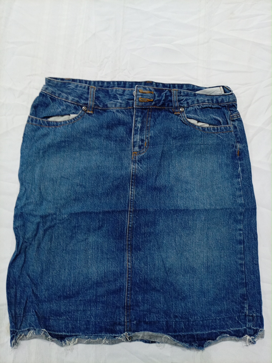 Jupe en denim bleu Liz & Co. avec ourlet effiloché..