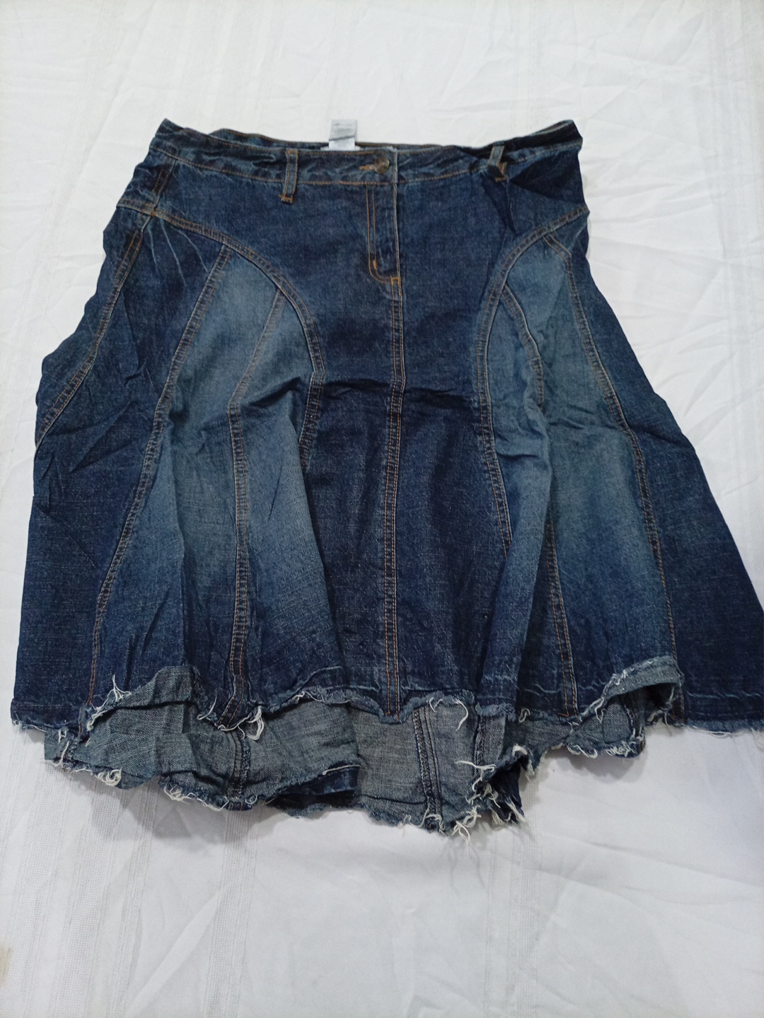 Jupe mini en denim déchirée et évasée MET7