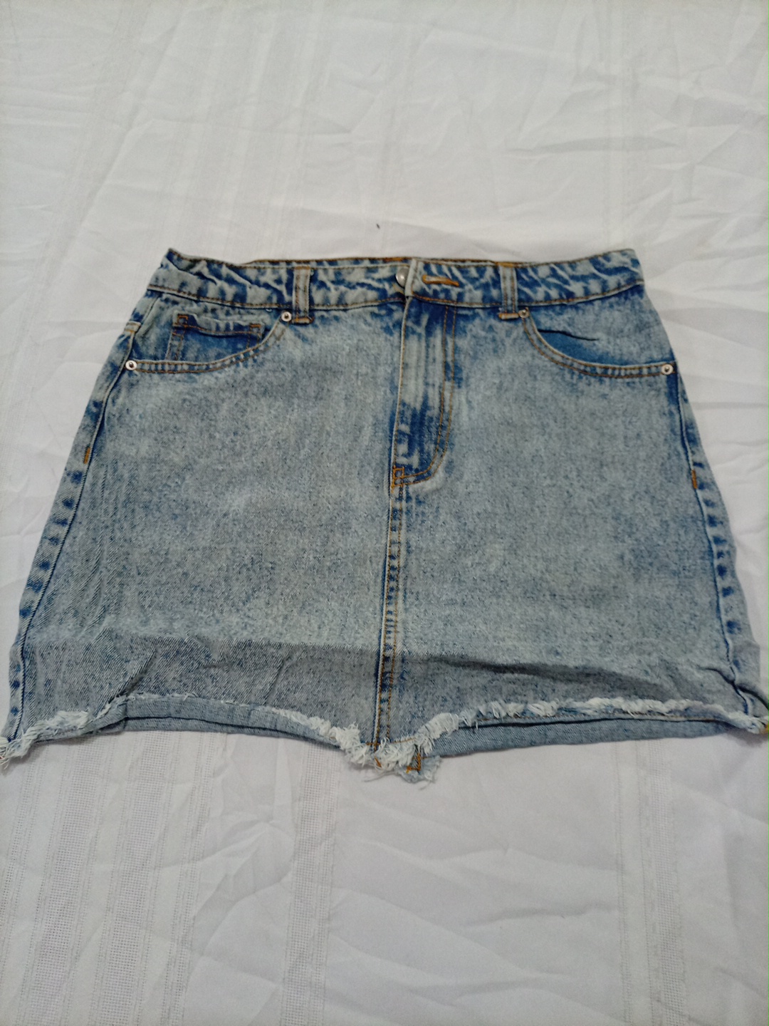 Jupe mini en denim délavé et déchiré Forever 21 - ..