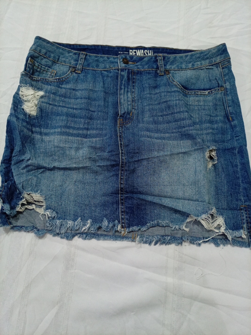 Jupe en jean distressed REWASH en denim bleu lavé ..