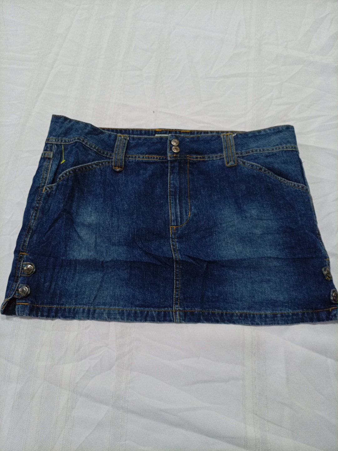 Mini jupe en denim hipster avec fermeture à bouton