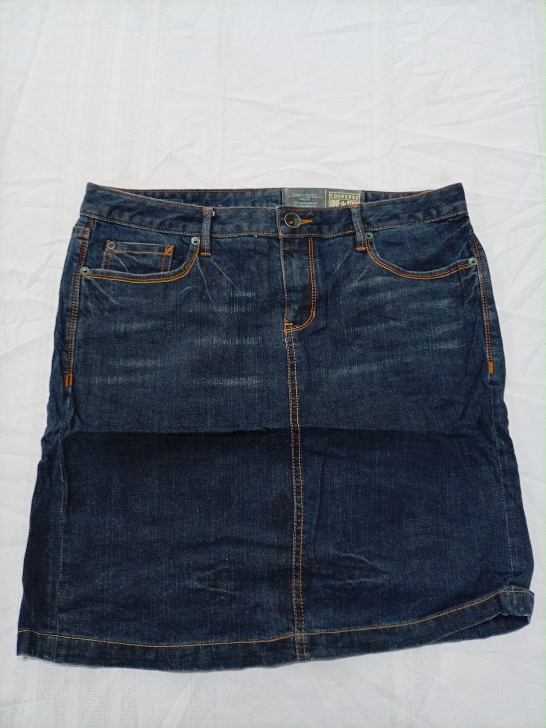 Jupe Mini en Denim Converse One Star avec des Cout..
