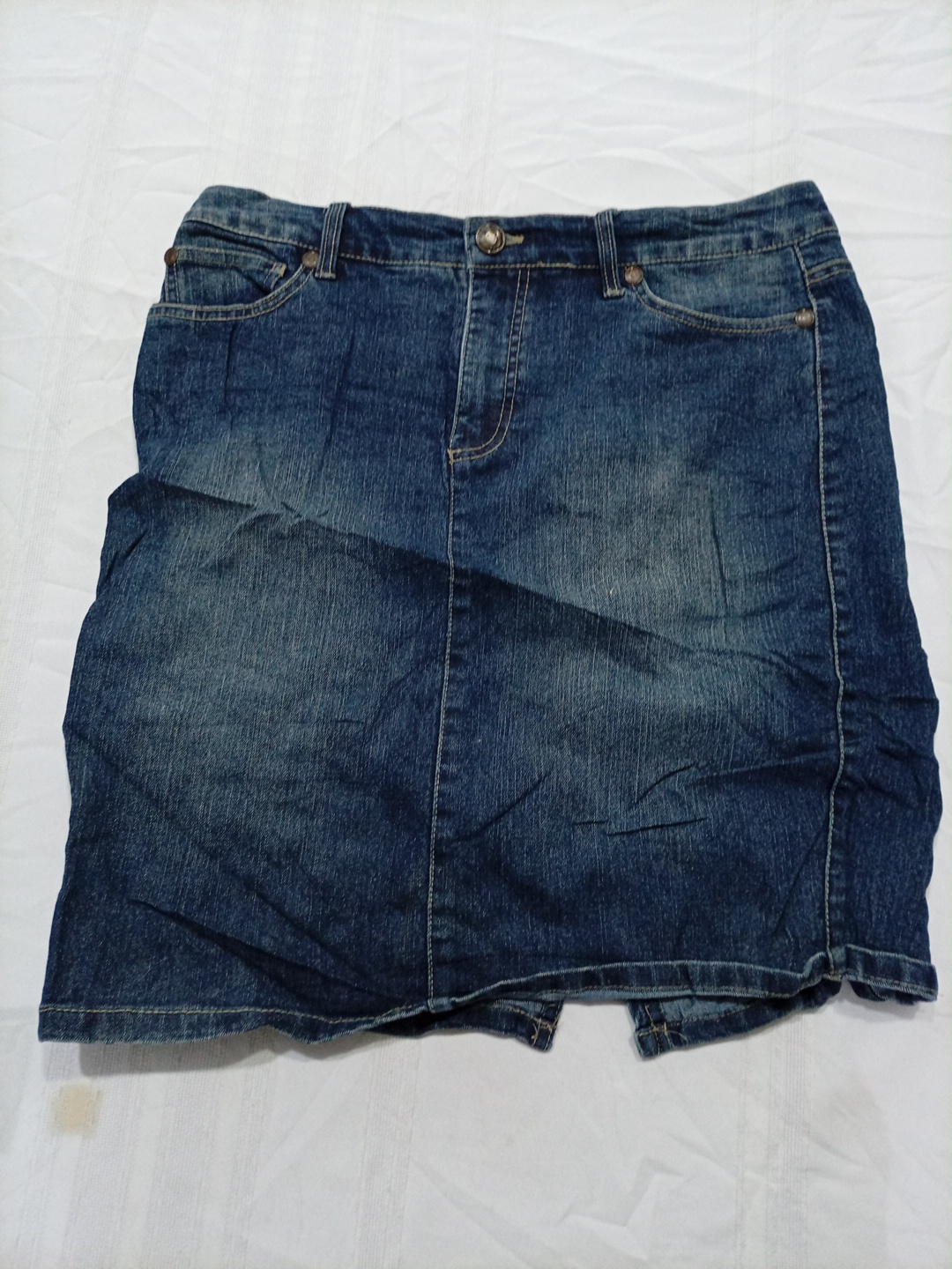 Jupe en denim vintage avec poches et ourlet fendu ..