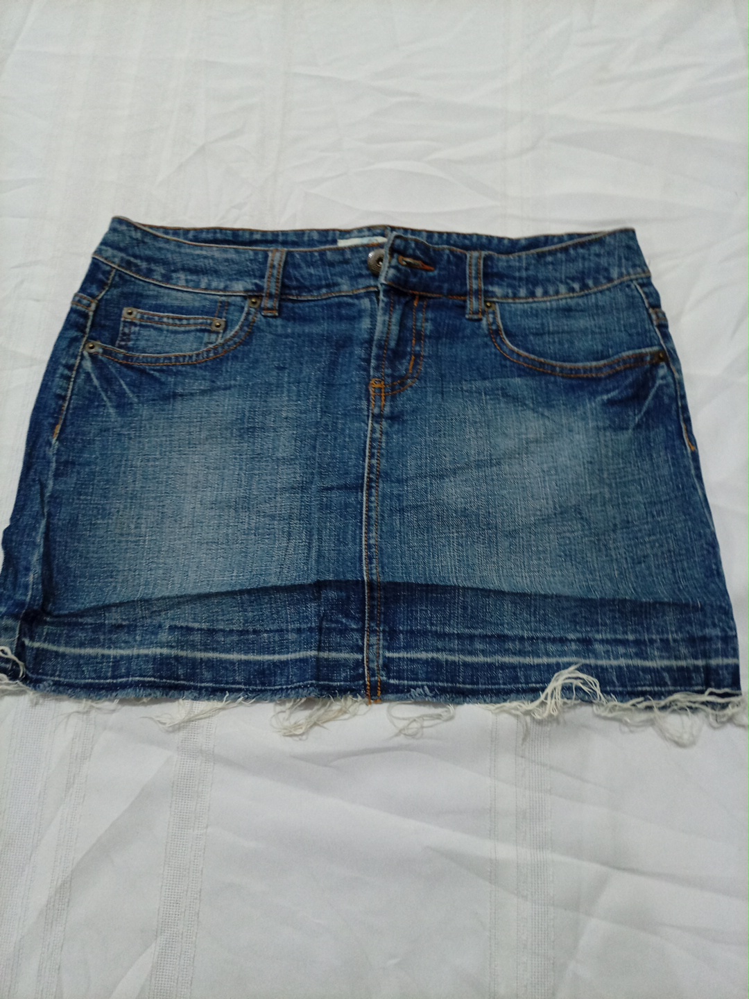 Jupe mini en denim Claire avec poches brodées de f..