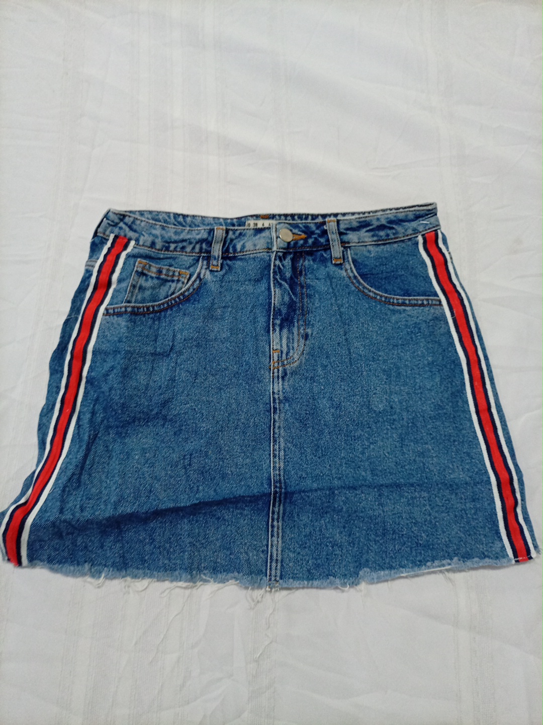 Jupe mini en denim avec des rayures latérales roug..