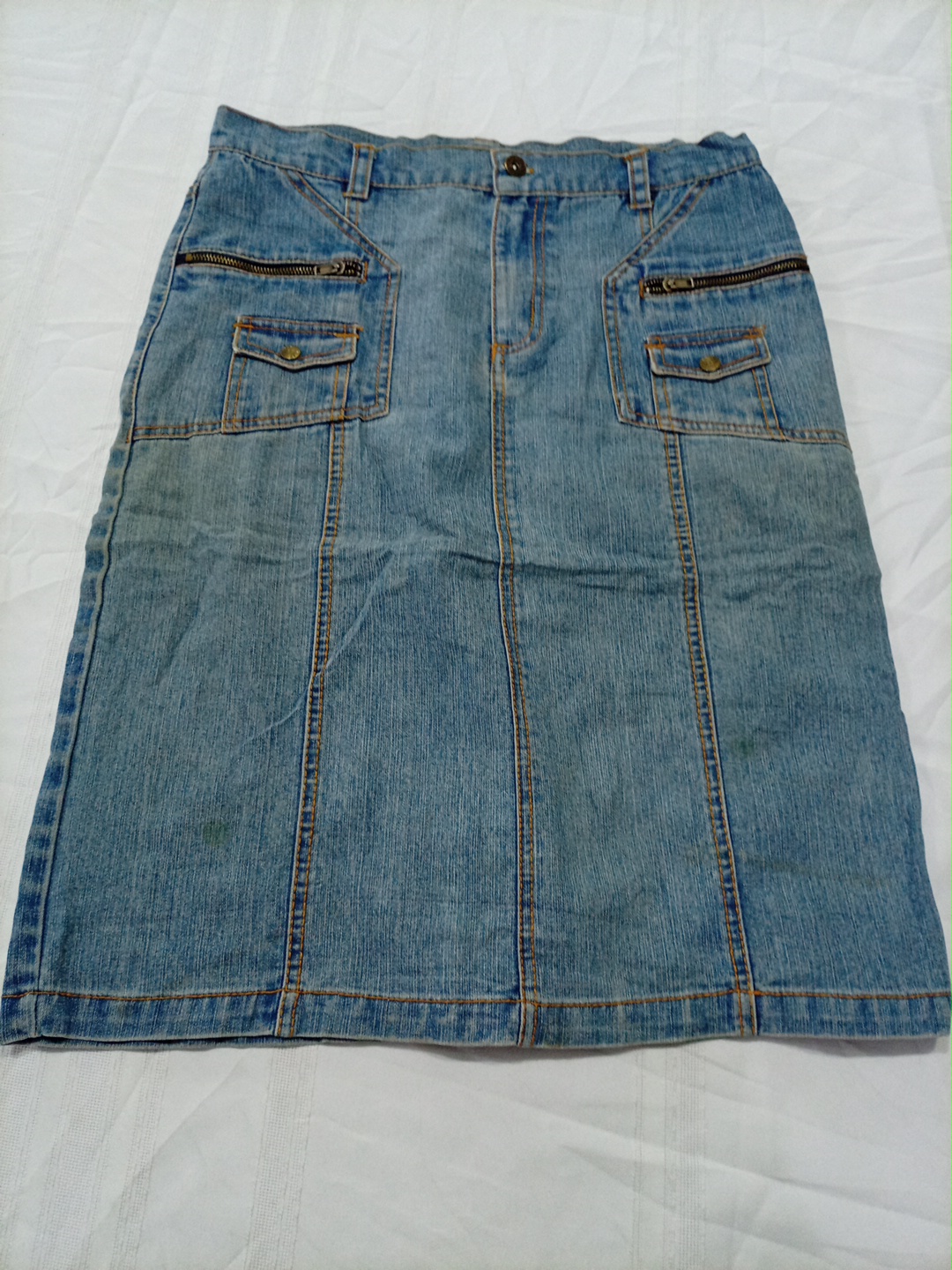 Jupe en denim vintage avec poches cargo et détails..