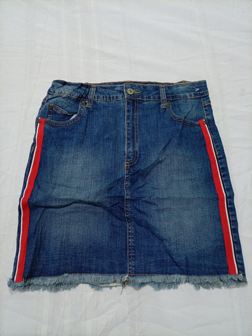 Jupe en denim usé Bluenotes avec des bandes latéra..