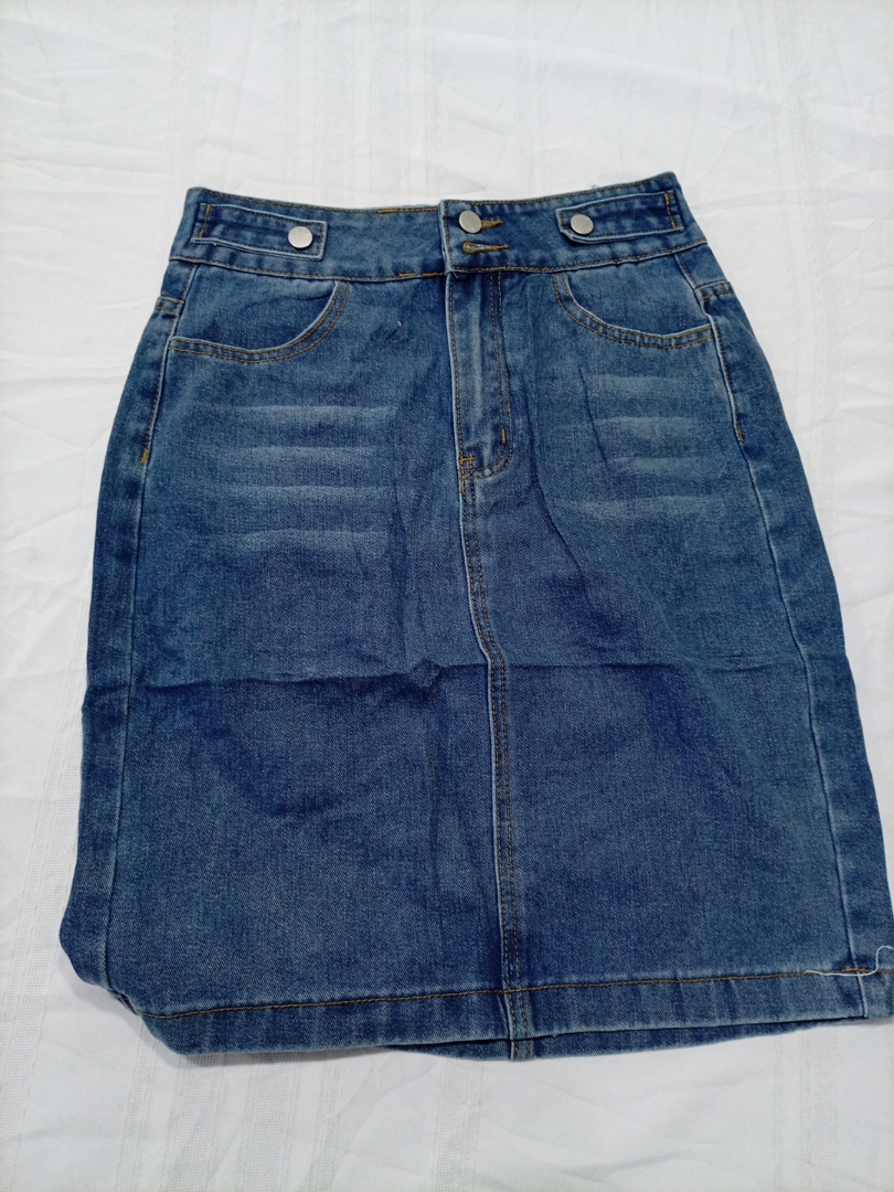 Mini jupe en denim bleu avec boutons à l'avant et ..