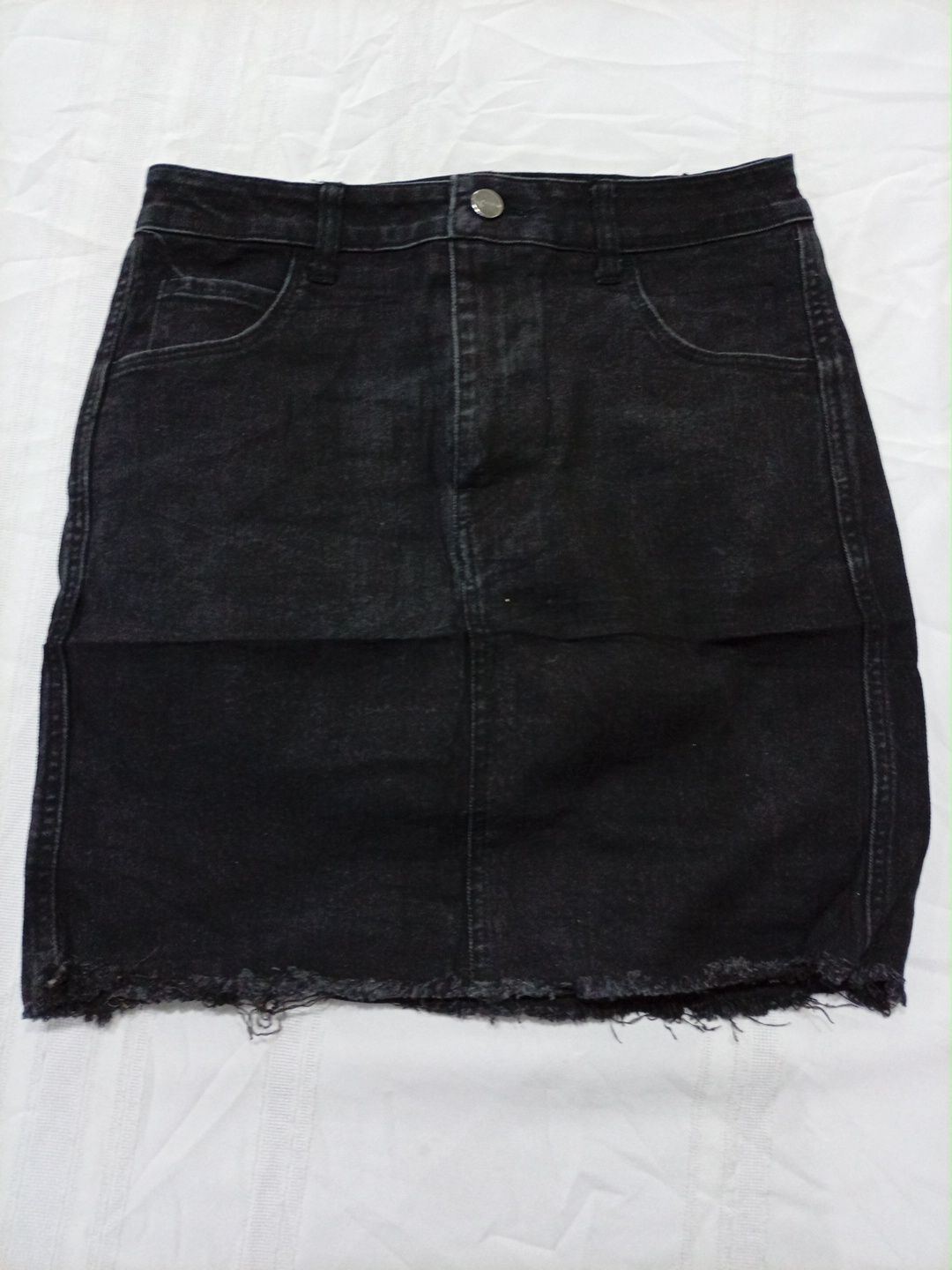 Jupe mini en denim noir déchiré avec ourlet à fran..