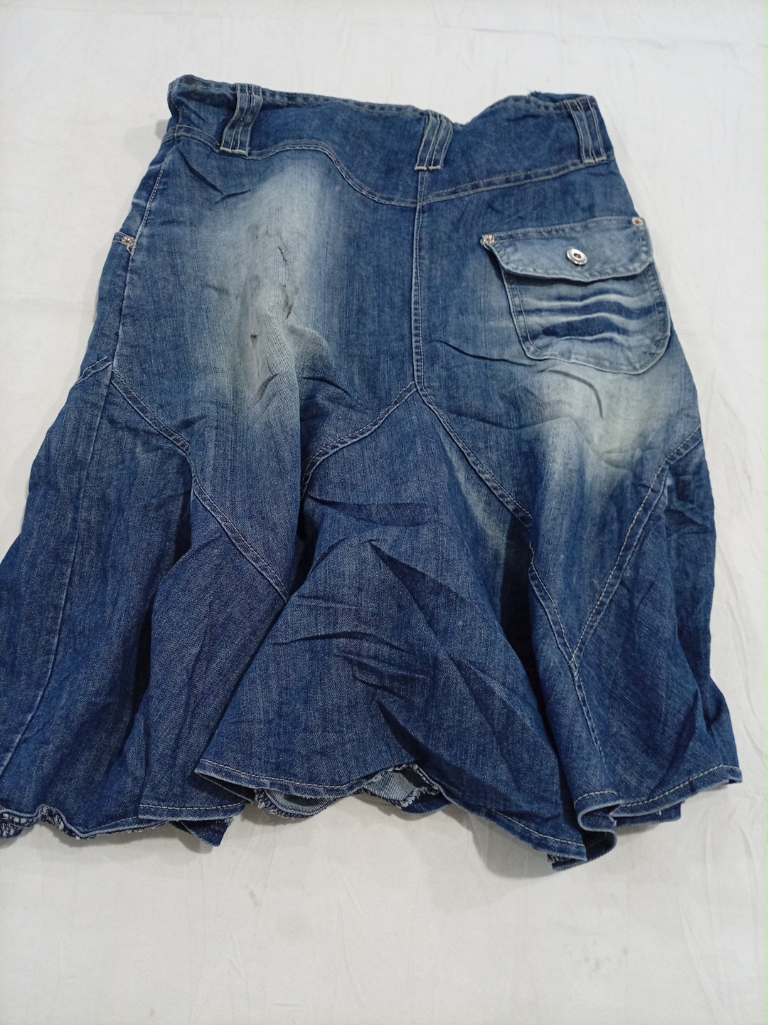 Jupe mini en denim déchiré Adia Fashion avec clous..