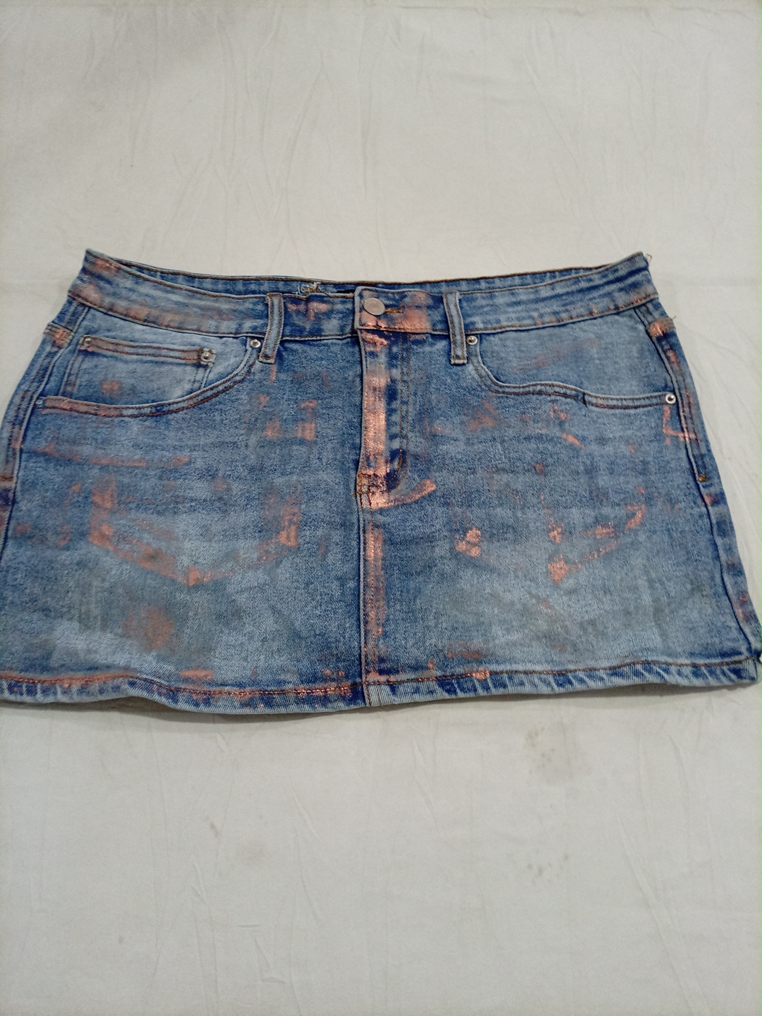 Jupe mini en denim déchiré Fashion Nova avec éclab..