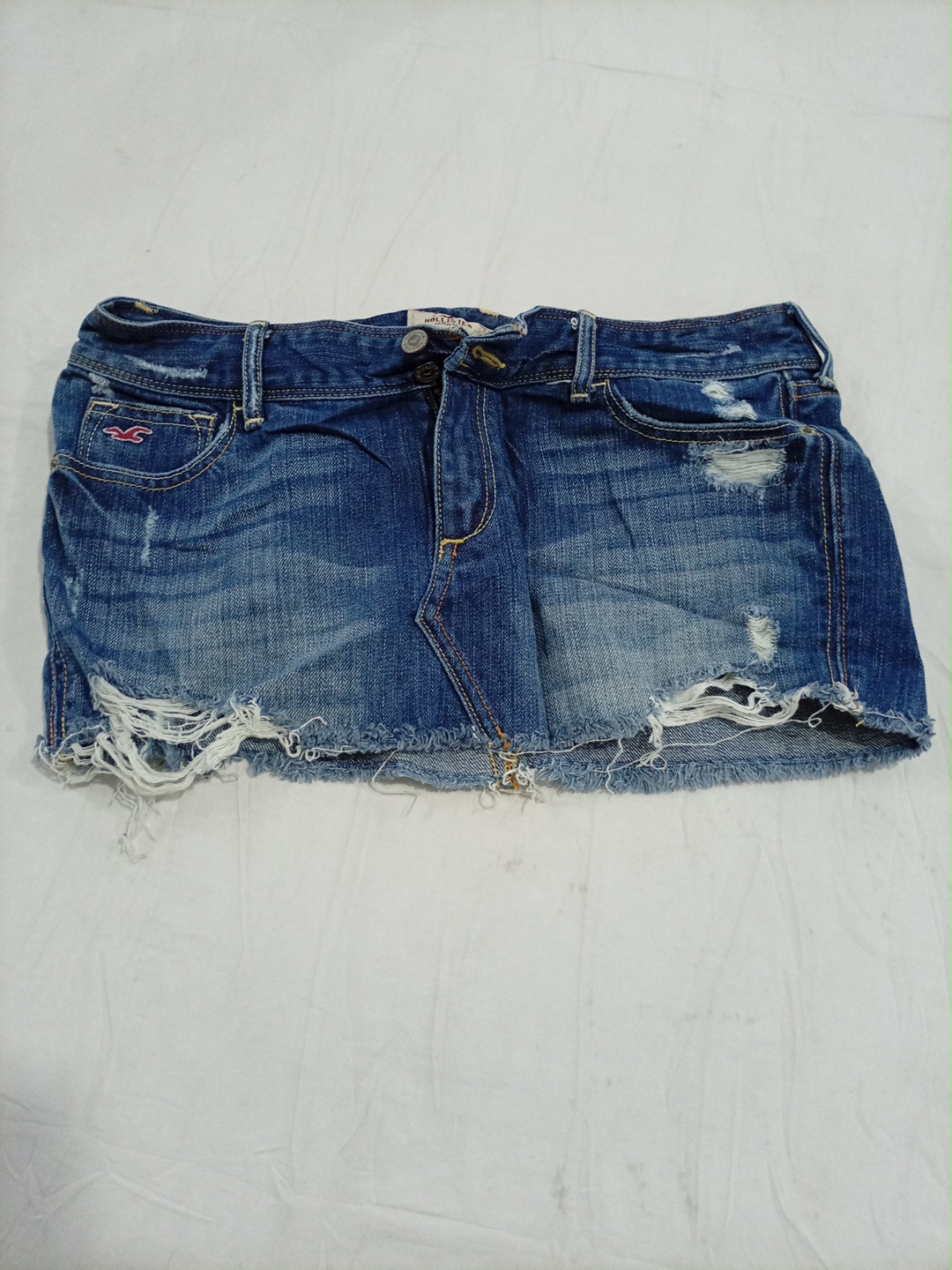 Jupe en denim mini taille basse déchirée Hollister