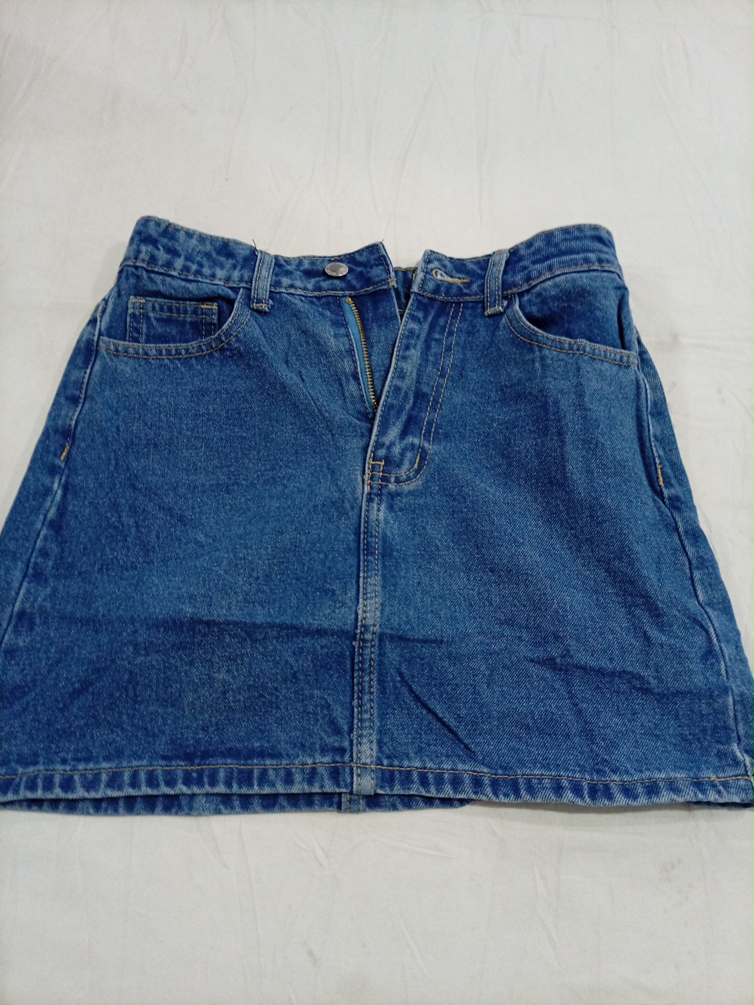 Mini jupe en denim bleu classique avec fermeture é..