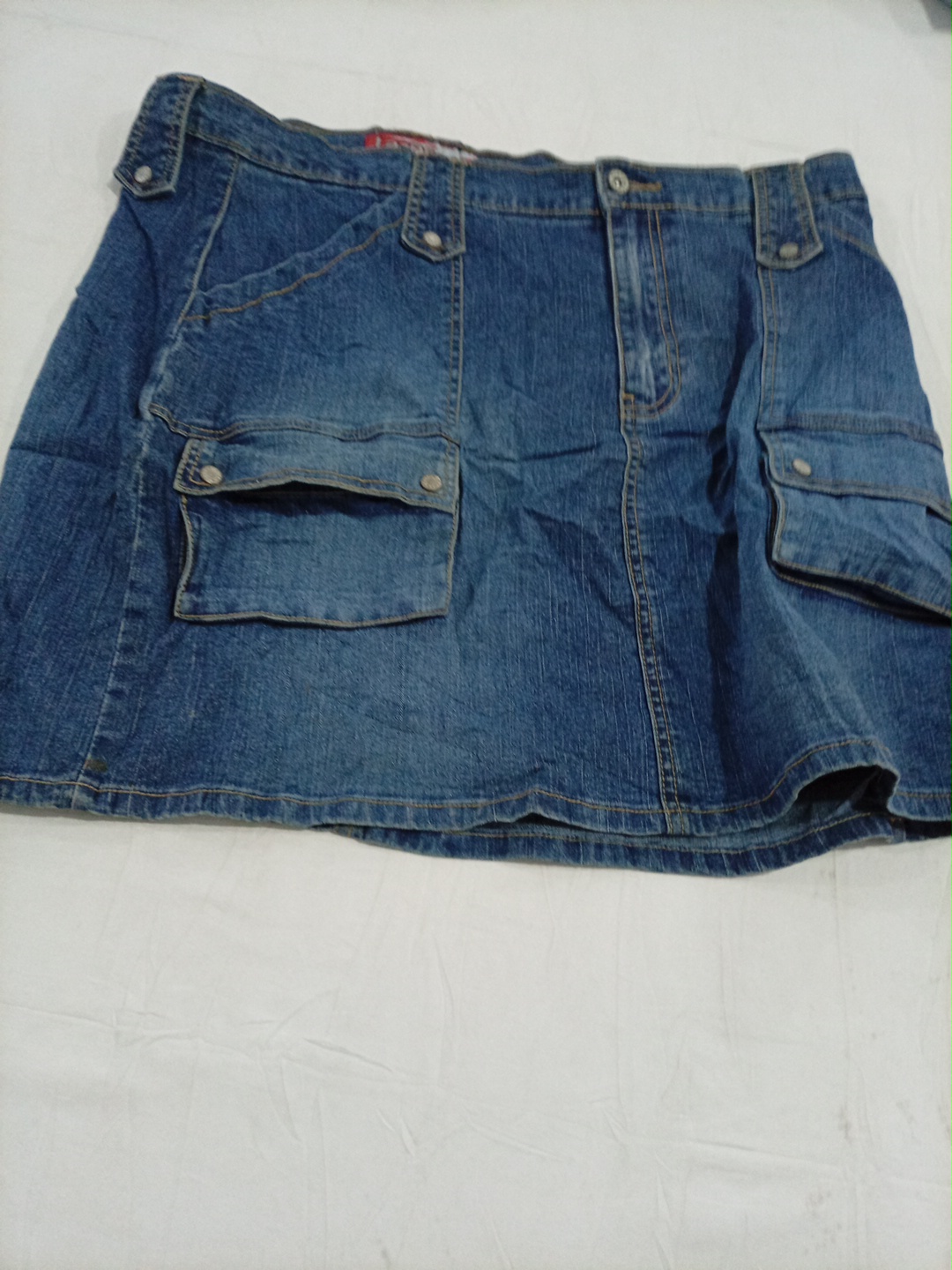 Jupe mini en denim à poches cargo Lazee Jean en bl..