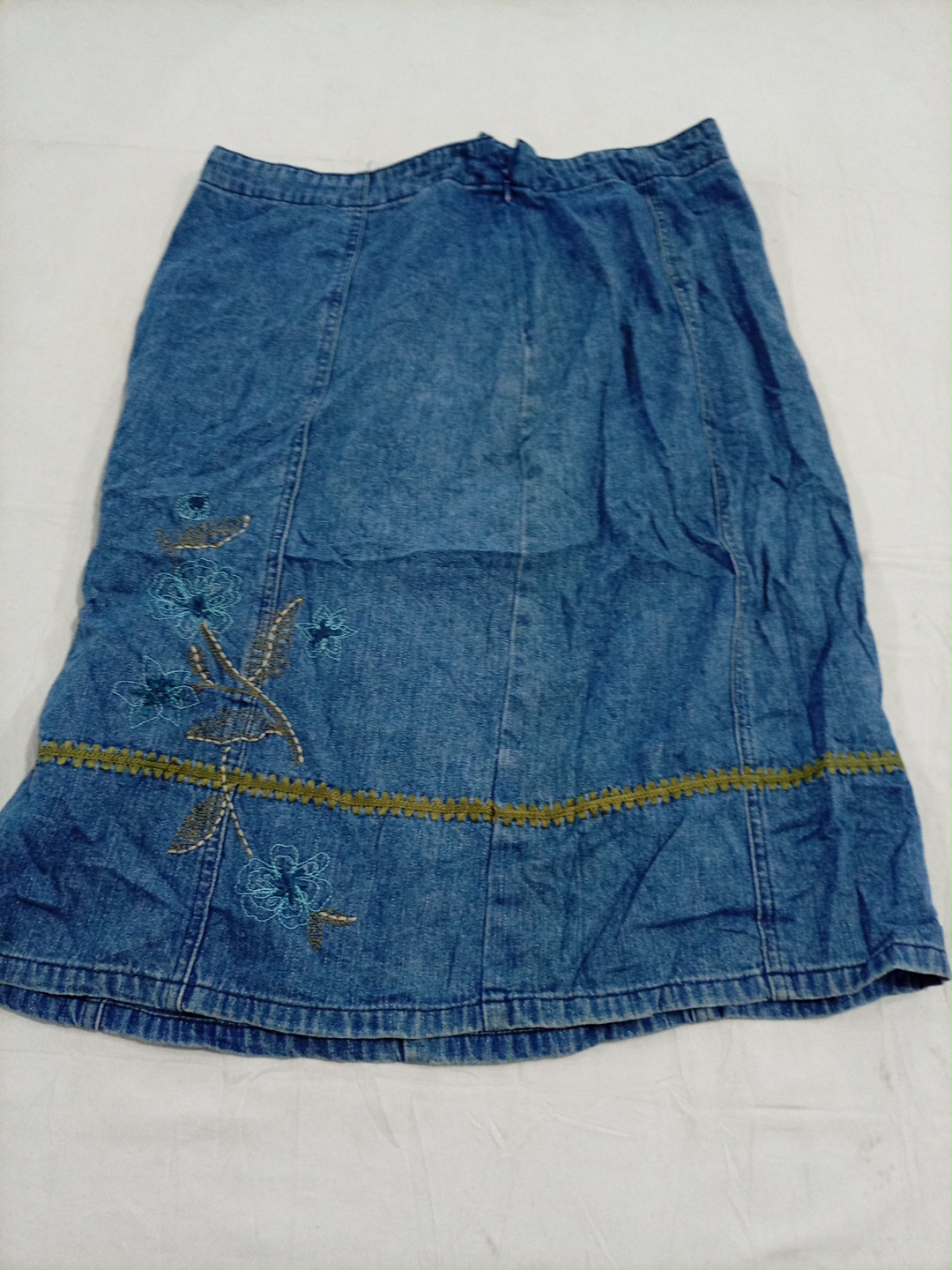 Jupe en denim mini brodée florale