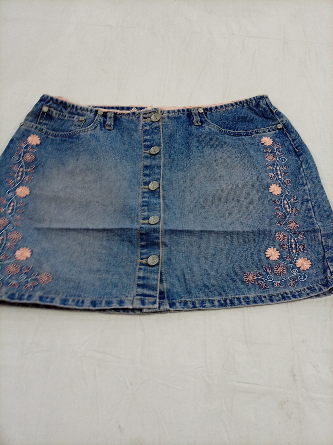 Jupe mini en denim brodée fleurs No Boundaries »