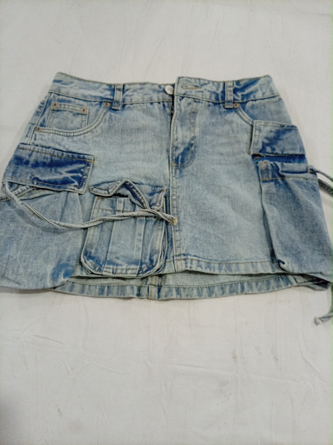 Jupe mini cargo en denim délavé Refugee avec poche..