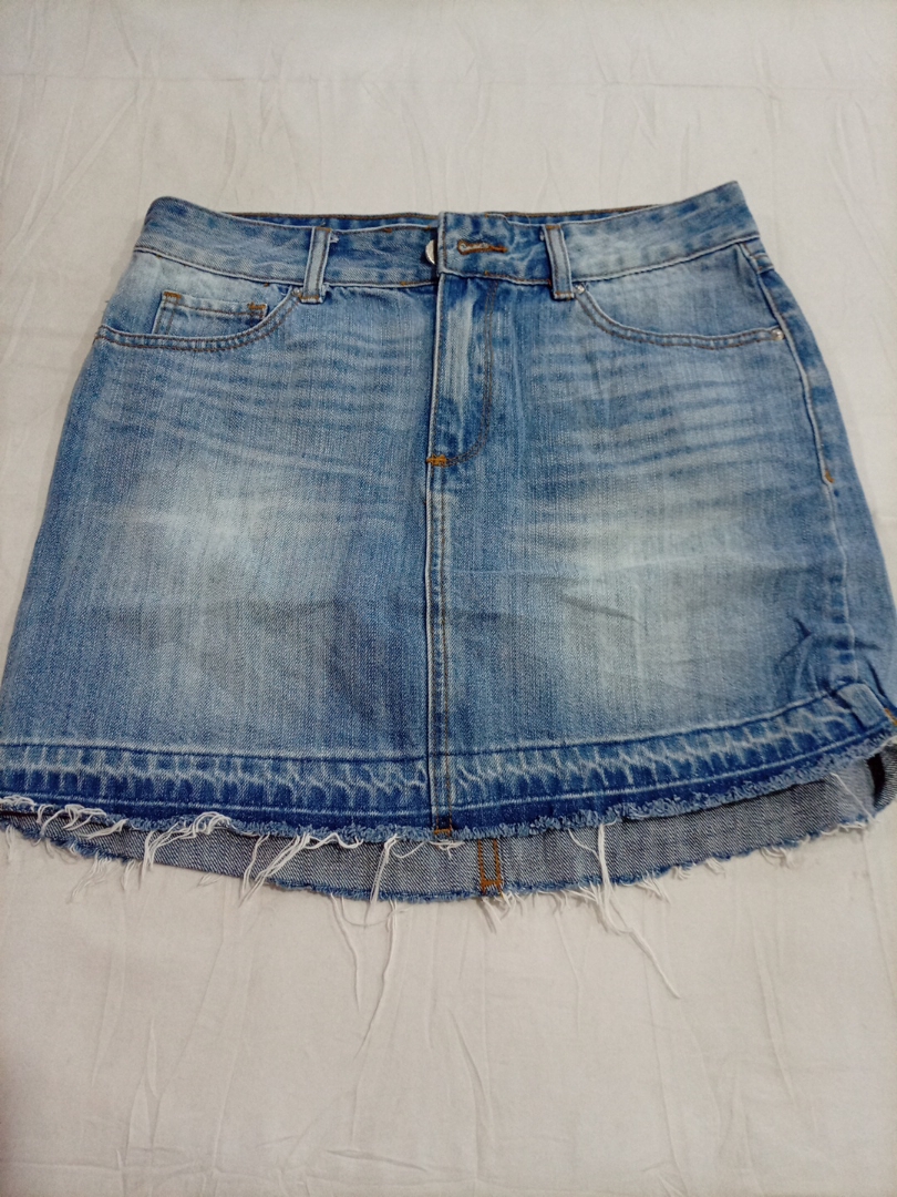 Jupe en denim délavé avec ourlet à franges - TF Tw..