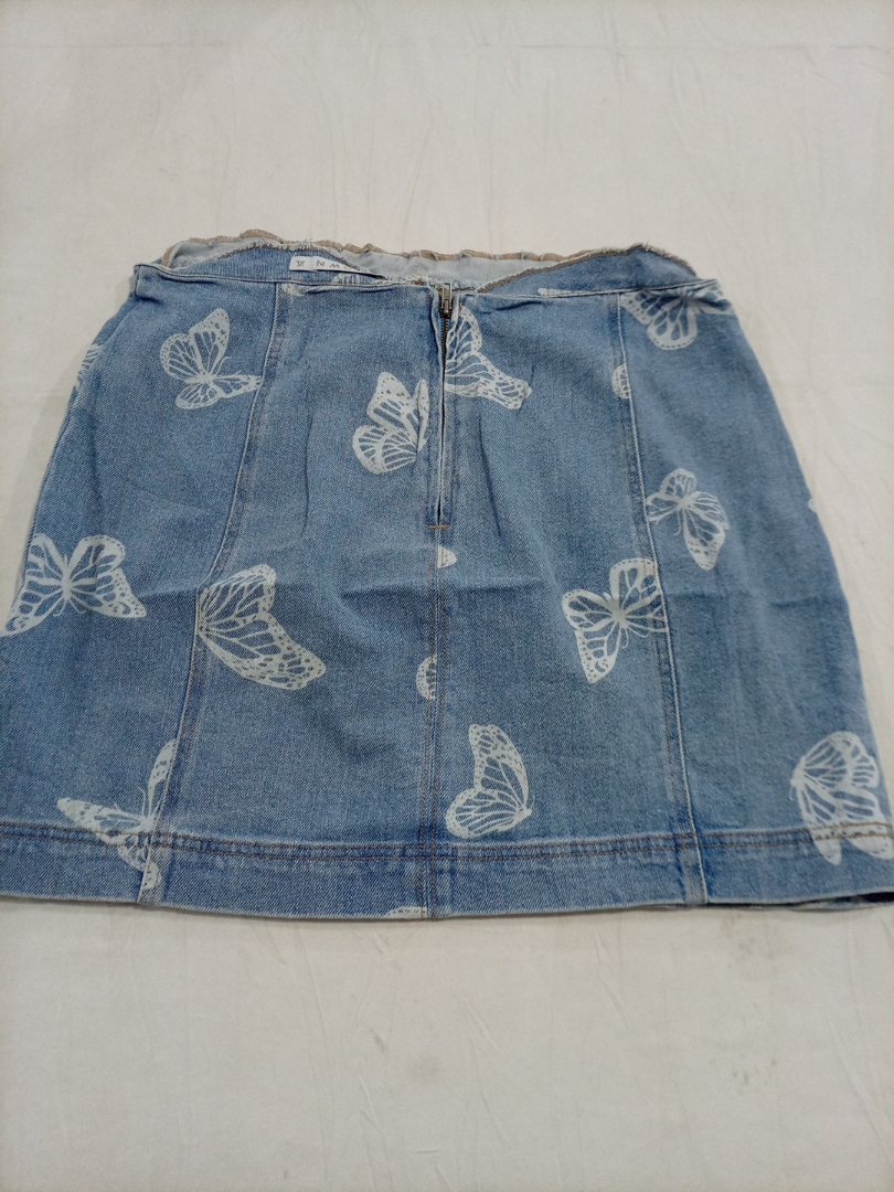 Jupe mini en denim bleu avec imprimé papillon blan..