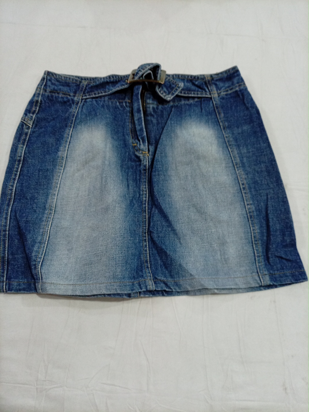 Jupe Mini en Denim Bleu Cadena avec Détail de Bouc..