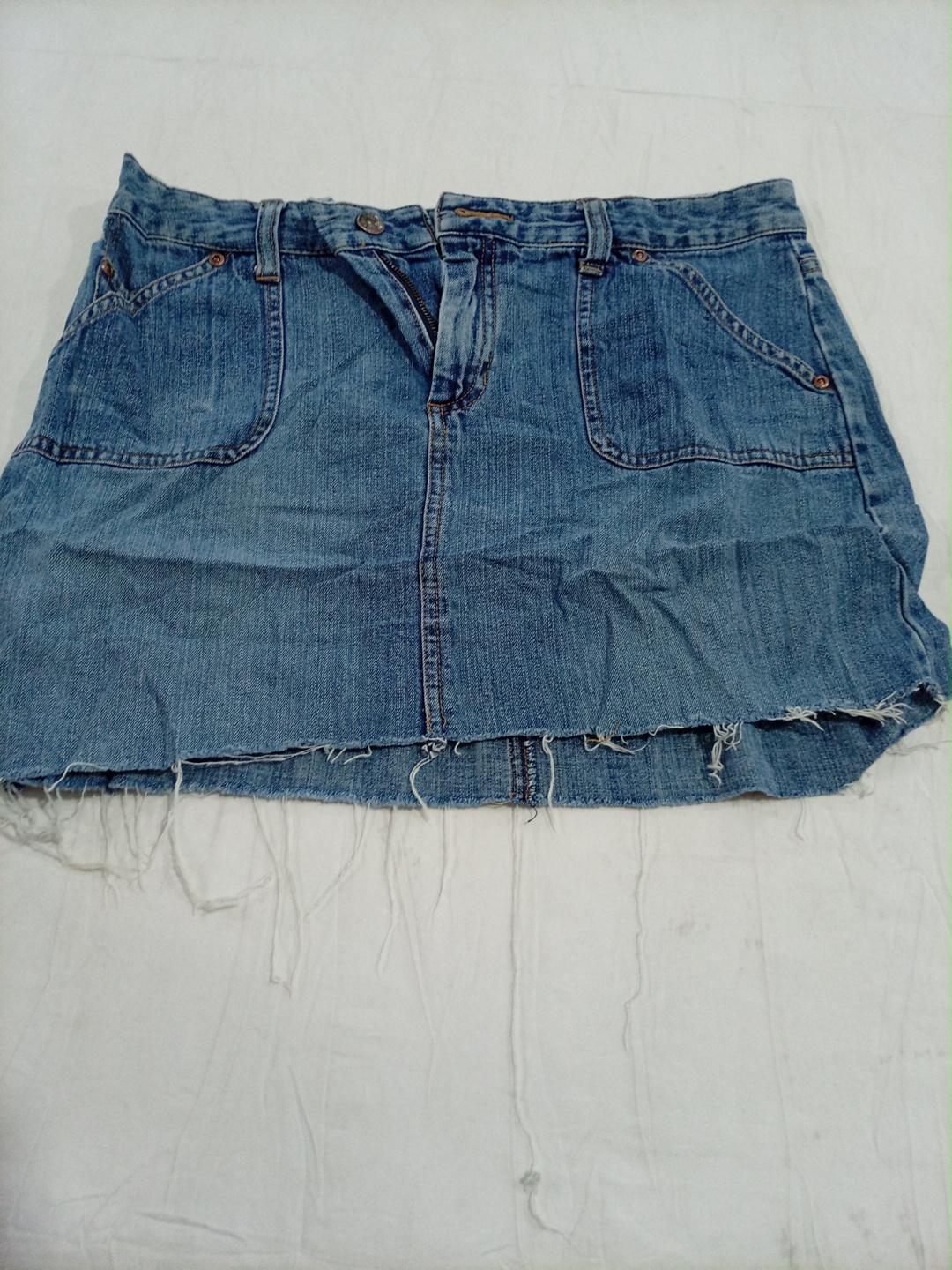 Jupe en jean déchirée Old Navy avec ourlet effiloc..