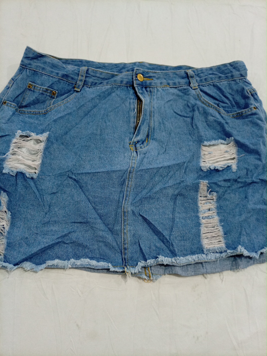 Jupe mini en denim bleu déchiré