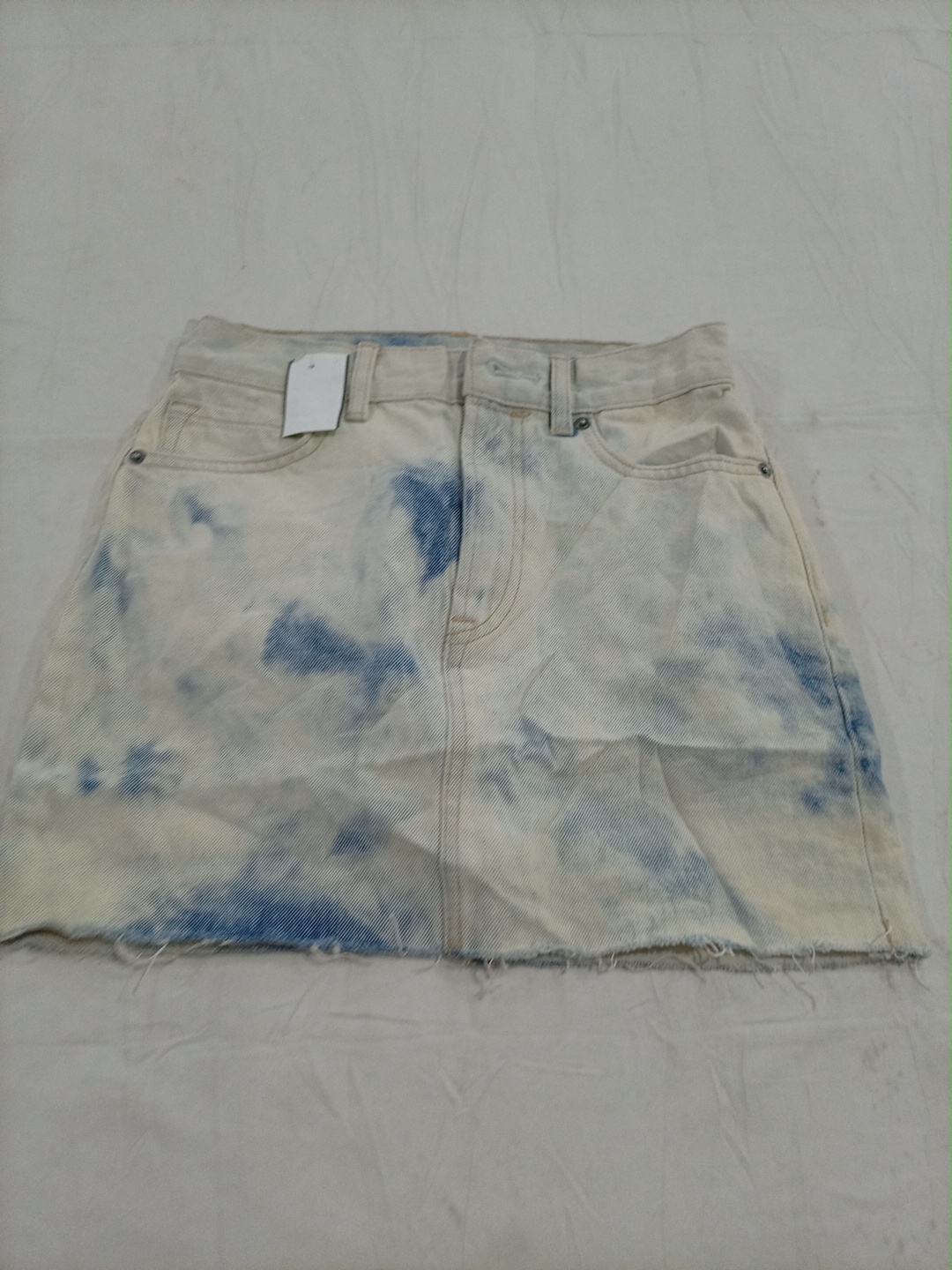 Jupe mini en denim délavé AllSaints avec effet tie..