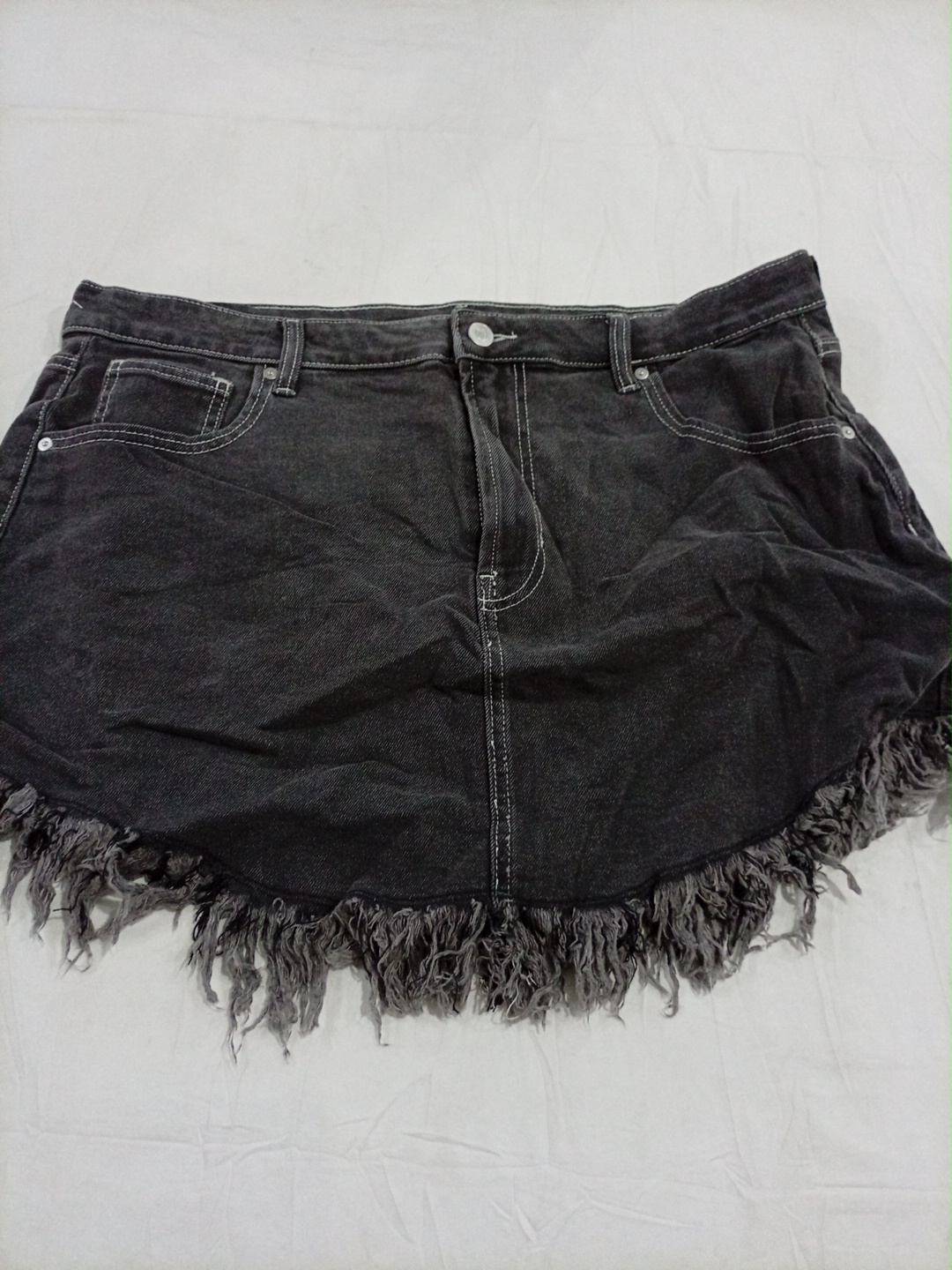 Jupe mini en denim frangé noire taille haute Celeb..