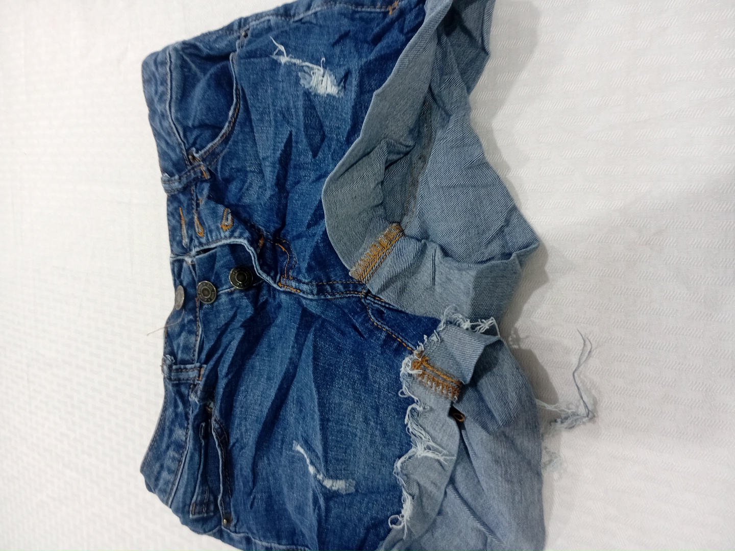Shorts en denim usés H&M avec ourlet effiloché