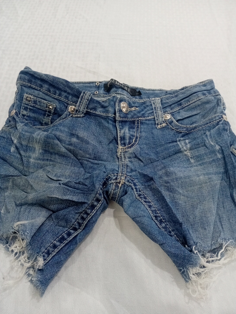 Shorts en denim déchirés et embellis Premiere avec..