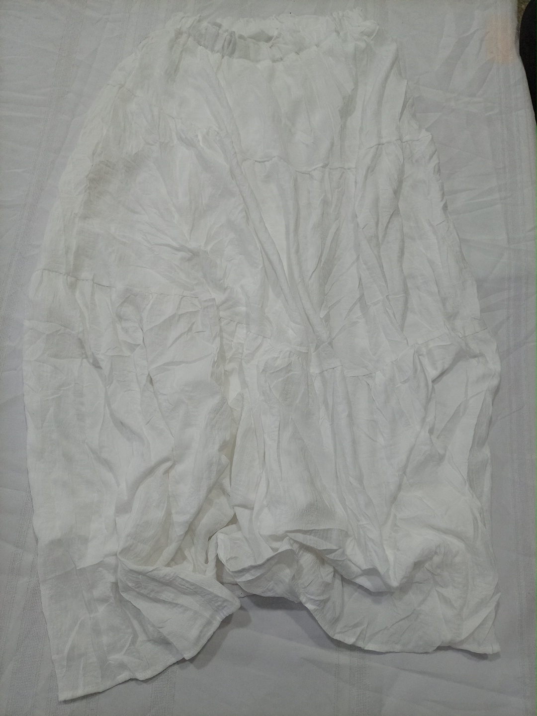 Unmarkierte weiße weit geschnittene lockere Baumwo..