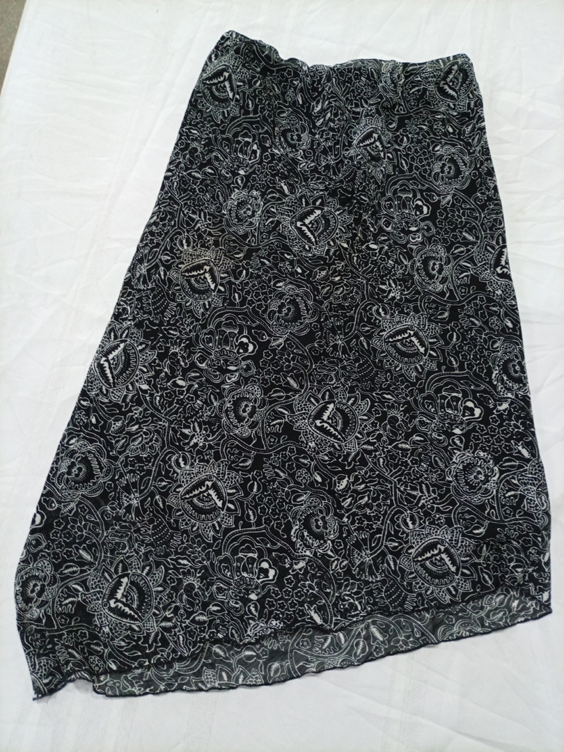 Katie Lee Collection Black Floral Print Maxi Skirt..