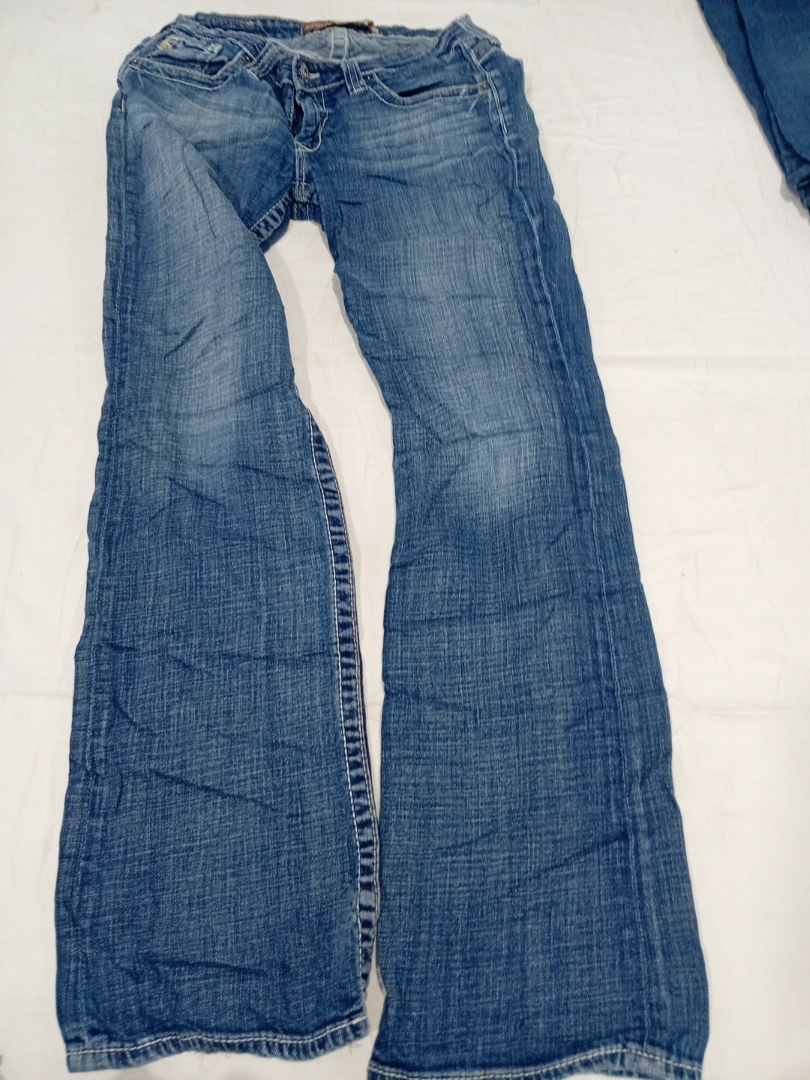 Rock & Republic Low-Rise Bootcut Jeans Medium Wash..