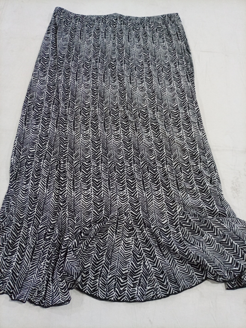 Women's Black and White Chevron Pattern Mesh Maxi ..