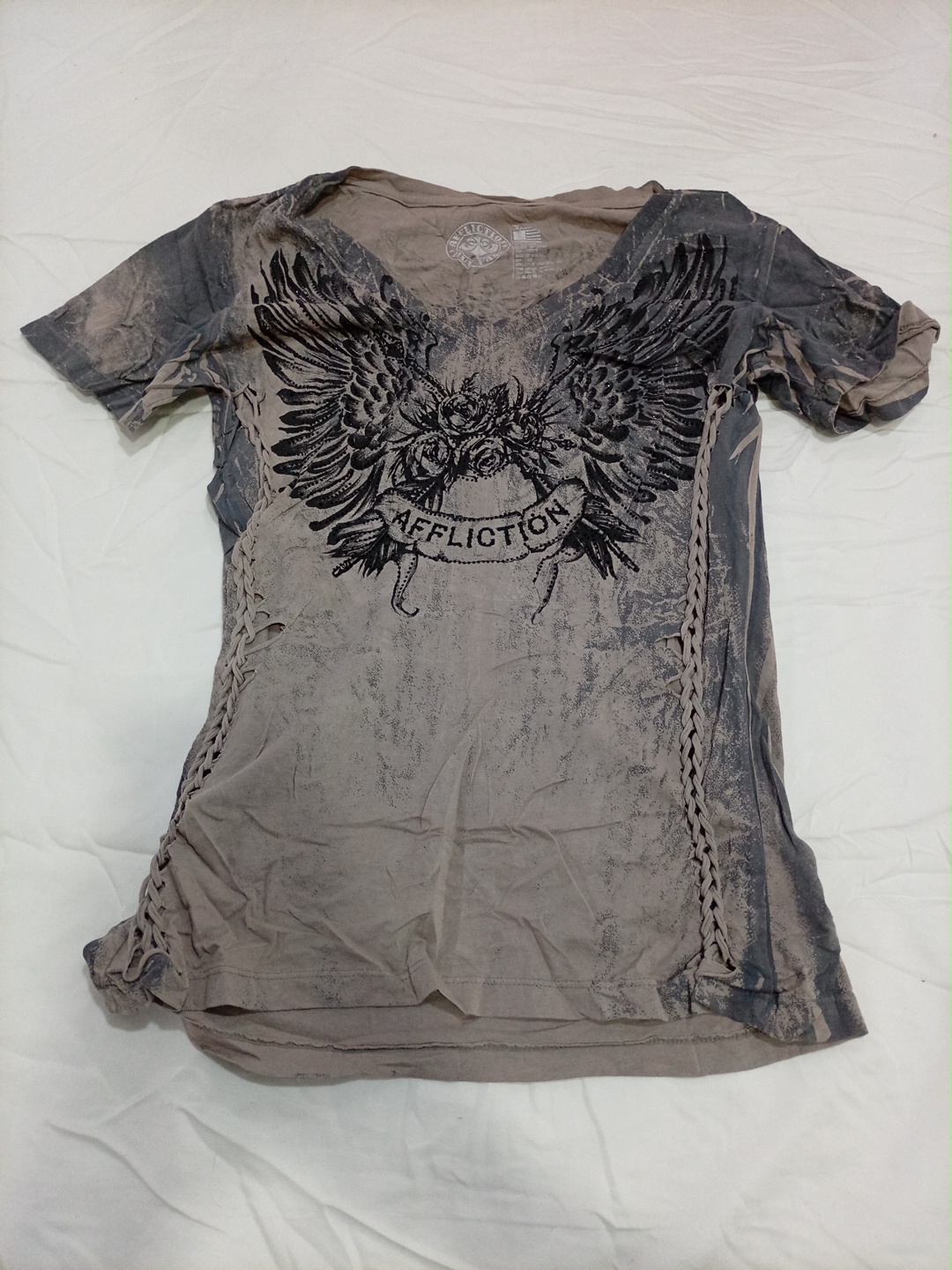 アフリクション ディストレスト グレー Vネック グラフィック Tシャツ ウイングプリント付き