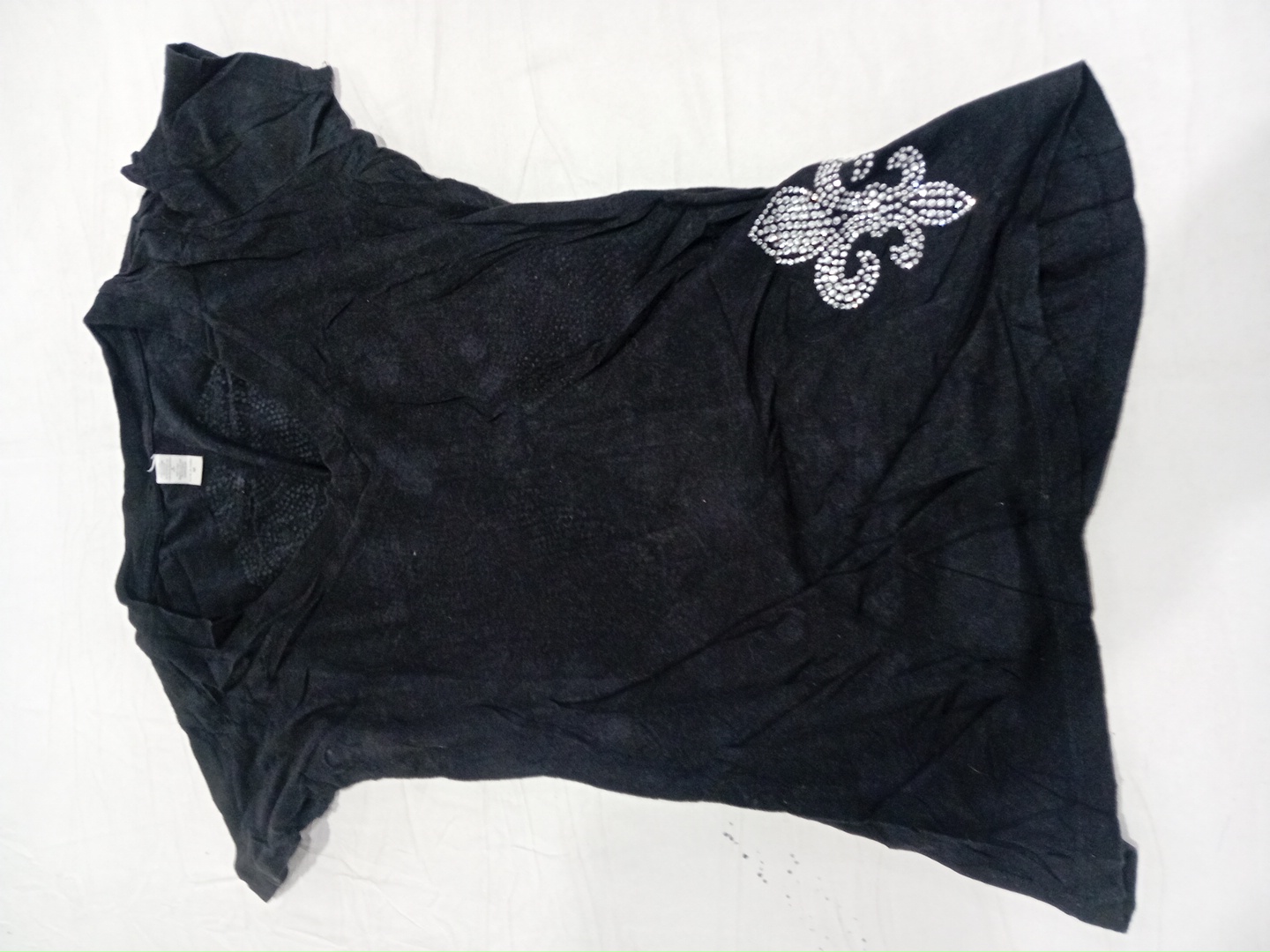 「ブラックVネックグラフィックTシャツ、背面にピンクのラインストーンウィングとフルール・ド・リスの装..