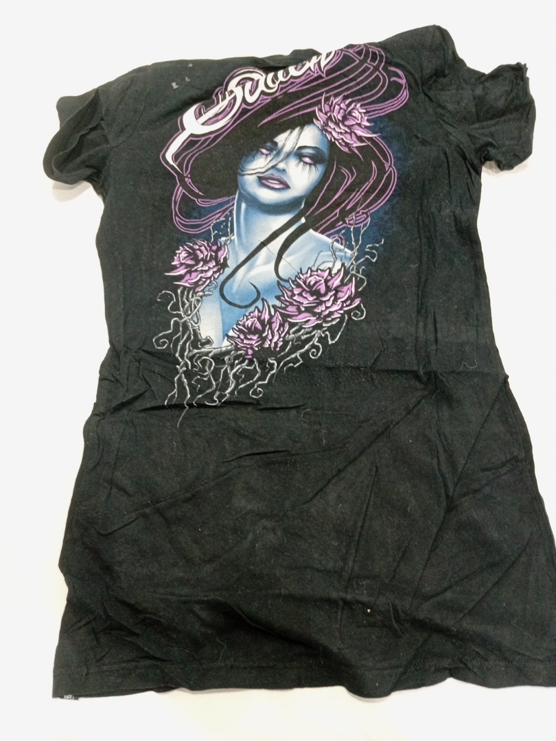 「フラワークイーンデザインのブラックサレングラフィックプリントTシャツ」